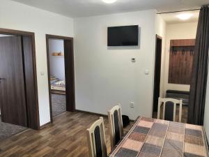 Televízia a/alebo spoločenská miestnosť v ubytovaní Penzion Sloup