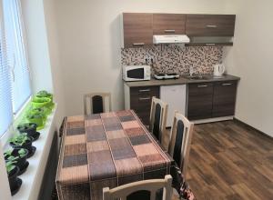 uma cozinha e sala de jantar com mesa e cadeiras em Penzion Sloup em Sloup