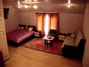 トゥーラにあるGuest House on Levanevskogo 20のベッドルーム1室(ベッド1台、椅子、テーブル付)