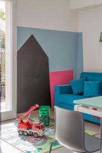 salon z zabawką i kanapą w obiekcie Babyaccommodation Family Comfort ll w mieście Pietra Ligure