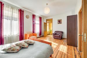 una camera da letto con un letto con cuscini sopra di Toma street apartments a Liepāja