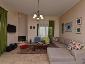 salon z kanapą i stołem w obiekcie Lia Sea View Home - Nea Potidea Halkidiki w mieście Nea Potidaea
