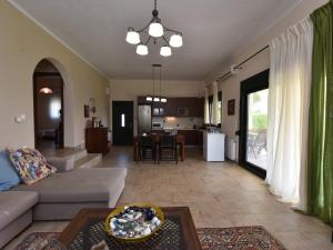 salon z kanapą i stołem w obiekcie Lia Sea View Home - Nea Potidea Halkidiki w mieście Nea Potidaea