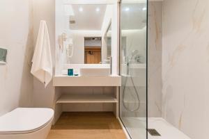 Koupelna v ubytování Acandia Hotel