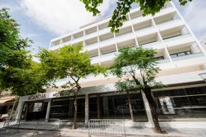 un edificio de oficinas con árboles delante de él en Acandia Hotel en Rodas