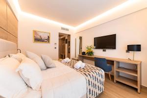 TV a/nebo společenská místnost v ubytování Acandia Hotel