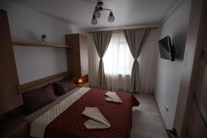 um quarto com uma cama com duas toalhas em Apartament Natalia em Tîrgu Ocna