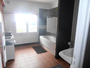 łazienka z wanną, toaletą i umywalką w obiekcie Gîte des Corneilles w mieście Maubert-Fontaine