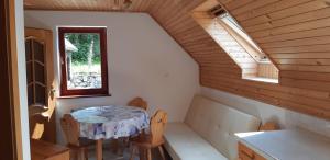 Apartment Zorc في ترينتا: غرفة صغيرة مع طاولة وكراسي ونافذة
