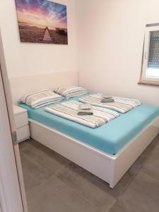 een bed in een kamer met afkeer voor bij Holiday Park Mimoza in Bašanija