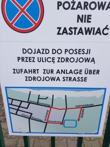 un letrero en una lengua extranjera sin señal de estacionamiento en Apartament green-balcony z parkingiem i rowerami, en Świnoujście