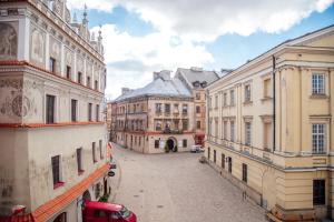 a view of an alley between two buildings at Mandragora Apartments 22 in Lublin