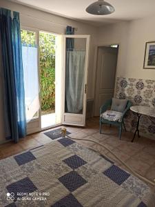 Sala de estar con puerta, silla y alfombra en mas des pins, en Saint-Cyprien
