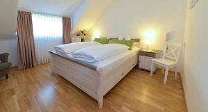 a bedroom with a bed and a desk and a window at Hotel-Restaurant "Zum Alten Fritz" in Mayen