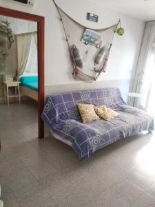 Cama morada con 2 almohadas en una habitación en TOSSA MEDIEVO, apartamento a 150 m de la playa, en Tossa de Mar