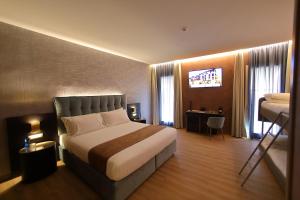 a hotel room with a bed and a television at Hotel Bell'arrivo by Dori in Peschiera del Garda