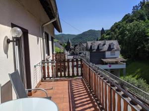 un balcón de una casa con vistas a la ciudad en Hotel Pension Winzerhaus en Bacharach