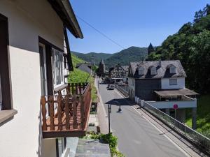 vistas a la calle desde el balcón de una casa en Hotel Pension Winzerhaus en Bacharach
