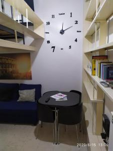 una stanza con un tavolo e un orologio sul muro di CIRO QUOVADIS a Roma