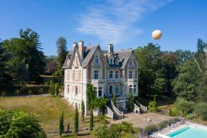 昂热Le Château des Forges的一座带游泳池的大房子的图片