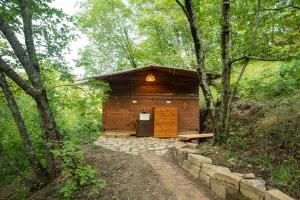 una pequeña cabaña de madera en medio de un bosque en ECO Camp Supot, en Šmarje