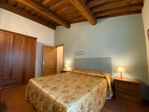 ein Schlafzimmer mit einem Bett und einer Holzdecke in der Unterkunft Vacanze Ideali in Paciano