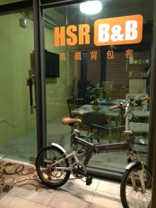 una bicicleta estacionada frente a la ventana de una tienda en HSR B&B en Zhongli