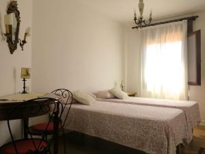 una camera con letto, tavolo e finestra di Cà Dolce Attico a Venezia