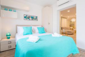 um quarto com uma grande cama azul e branca em TopHill Deluxe em Dubrovnik