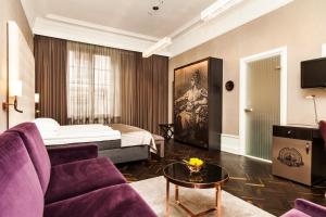 TV a/nebo společenská místnost v ubytování Elite Plaza Hotel