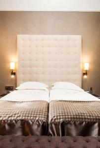 Postel nebo postele na pokoji v ubytování Elite Plaza Hotel