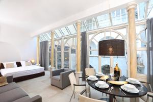 salon ze stołem i kanapą w obiekcie Stylische Cityapartments Benedikt w mieście Klagenfurt