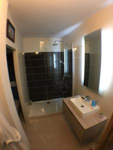 a bathroom with a tub and a sink and a shower at B&B - Chambres d'hôtes Le Foch in Avignon