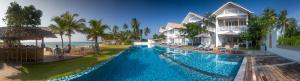 Bazén v ubytování Sri Sharavi Beach Villas & Spa - with 43 metre saltwater infinity pool nebo v jeho okolí