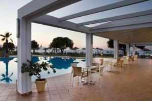 Bazén v ubytovaní Geraniotis Hotel and Resort alebo v jeho blízkosti