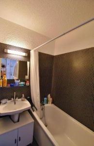 Koupelna v ubytování Appartements Barcelonette by PraLoup Vacances + 37 fotografií