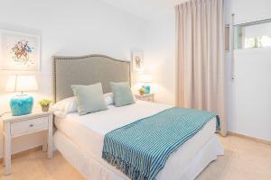 Łóżko lub łóżka w pokoju w obiekcie Las Lomas de Marbella Club