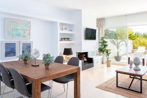 salon z drewnianym stołem i krzesłami w obiekcie Las Lomas de Marbella Club w Marbelli