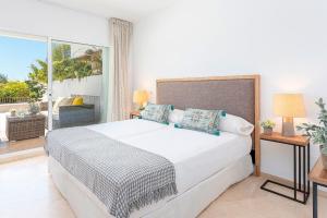 Łóżko lub łóżka w pokoju w obiekcie Las Lomas de Marbella Club