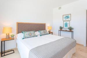 Łóżko lub łóżka w pokoju w obiekcie Las Lomas de Marbella Club
