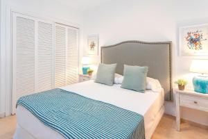 Łóżko lub łóżka w pokoju w obiekcie Las Lomas de Marbella Club