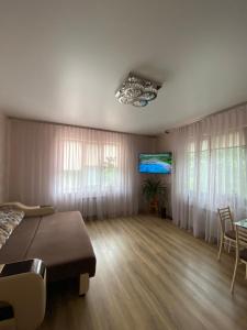 1 dormitorio con 1 cama y TV de pantalla plana en Сдам дом у моря (новый дом) 9-ая Фонтана, en Odessa