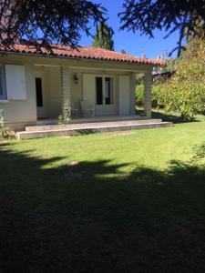 a small white house with a yard with a lawn sidx sidx sidx at Les Pierrottes pour 2 in Mornac