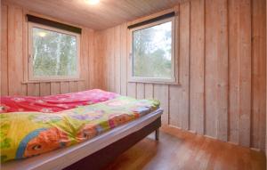 En eller flere senge i et værelse på 3 Bedroom Lovely Home In Spttrup