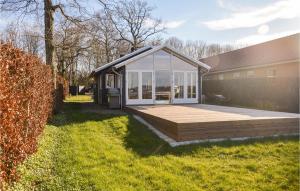 einen Gartenpavillon mit einer Terrasse im Hof in der Unterkunft Awesome Home In Sunds With House Sea View in Sunds