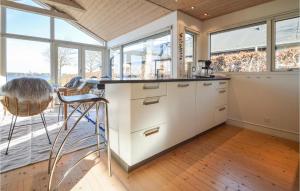 eine Küche mit einer Theke und einigen Fenstern in der Unterkunft Awesome Home In Sunds With House Sea View in Sunds