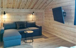 a living room with a blue couch and a table at Amazing Home In Vemdalen With Wifi in Vemdalen