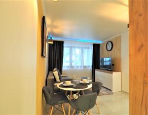 Televízia a/alebo spoločenská miestnosť v ubytovaní VIP Apartamenty Centrum Przy Równi