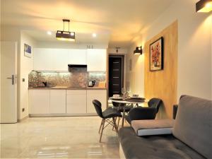 Kuchyňa alebo kuchynka v ubytovaní VIP Apartamenty Centrum Przy Równi