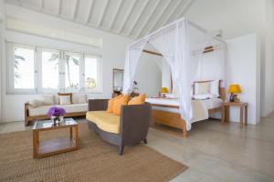 Postel nebo postele na pokoji v ubytování Sri Sharavi Beach Villas & Spa - with 43 metre saltwater infinity pool